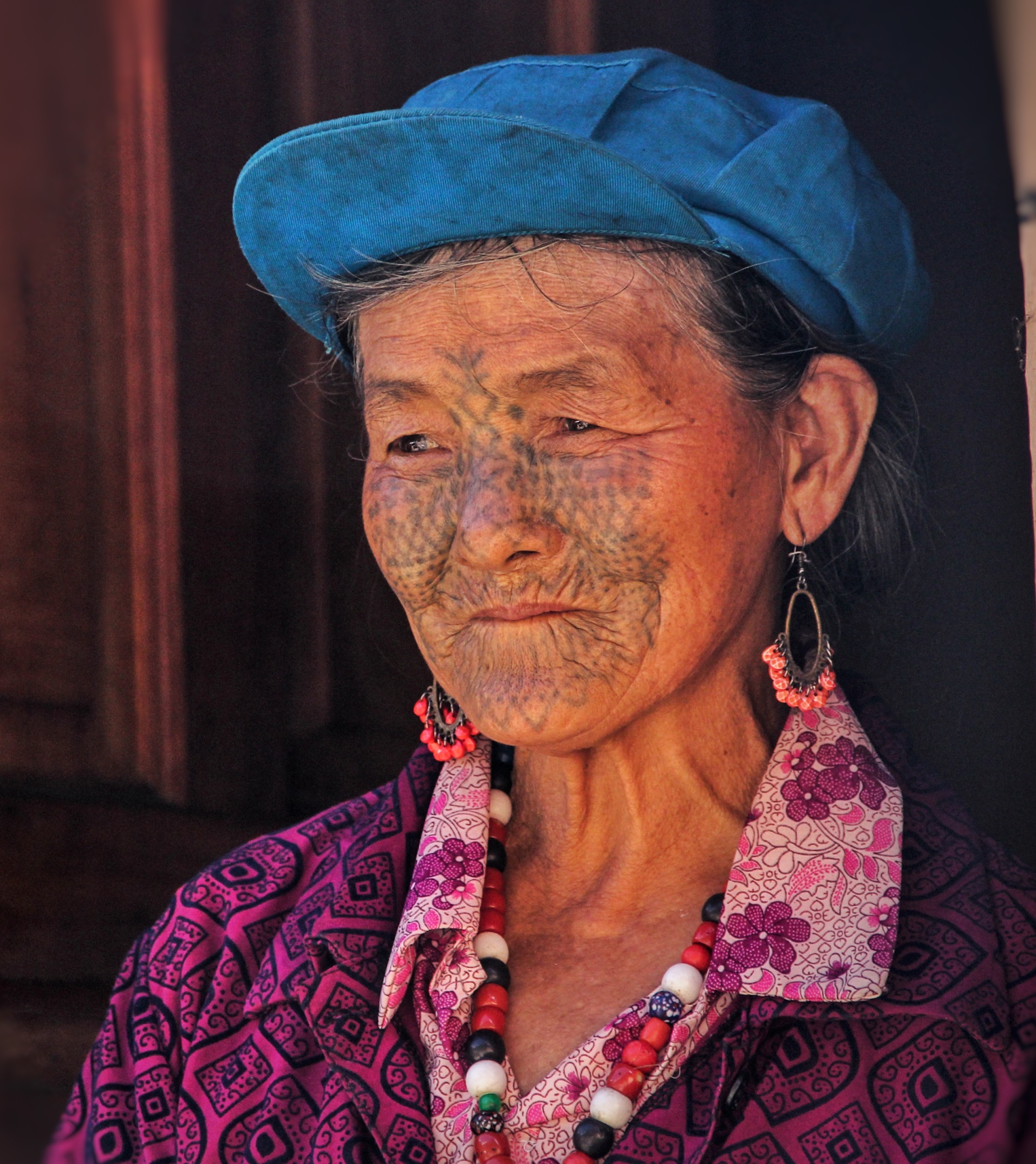 云南怒江州 独龙族纹面女倾尽所有招待客人 热情好客让人感动!