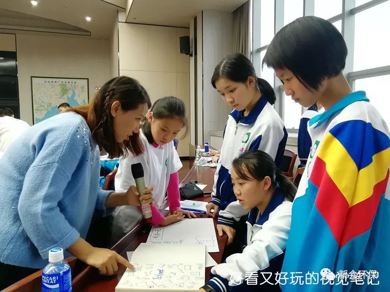 新会葵城中学生物科技团的师生承担了本次活动的主持,科学实验讲座