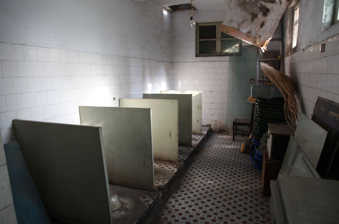 改革开放四十年系列报道市民鼻中的公厕味道
