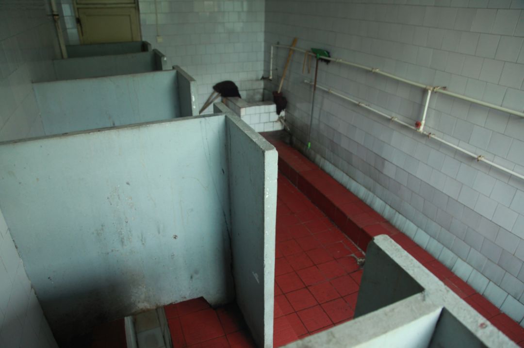 改革开放四十年系列报道市民鼻中的公厕味道