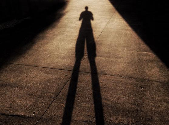 一个人走夜路恐怖图片图片