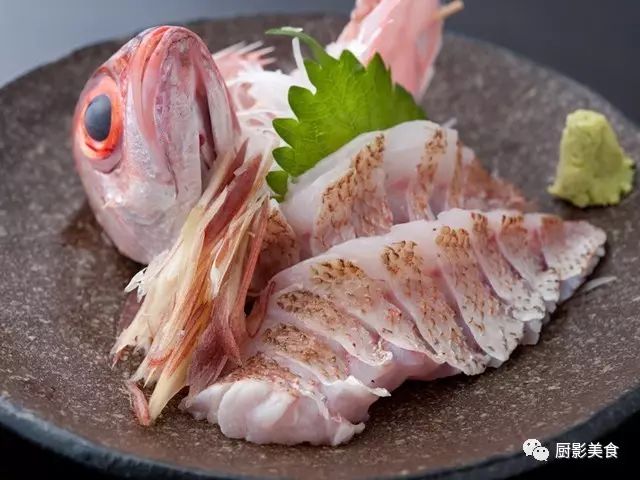 喉黑魚的魚皮比魚肉更鮮,即使在作為壽司料時也會施以