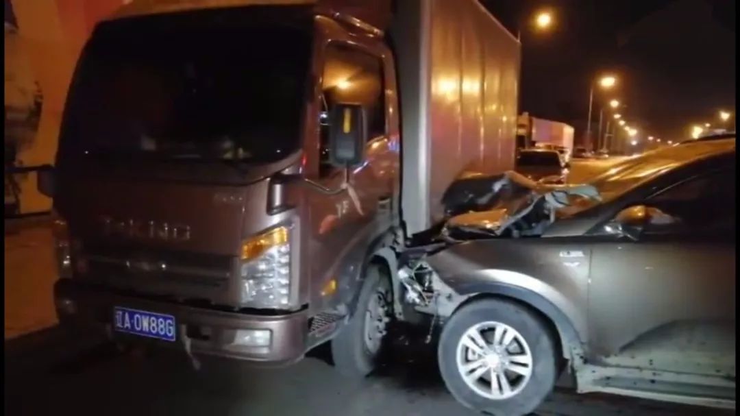 沈阳一小车连撞3车,造成三人受伤,肇事司机逃逸