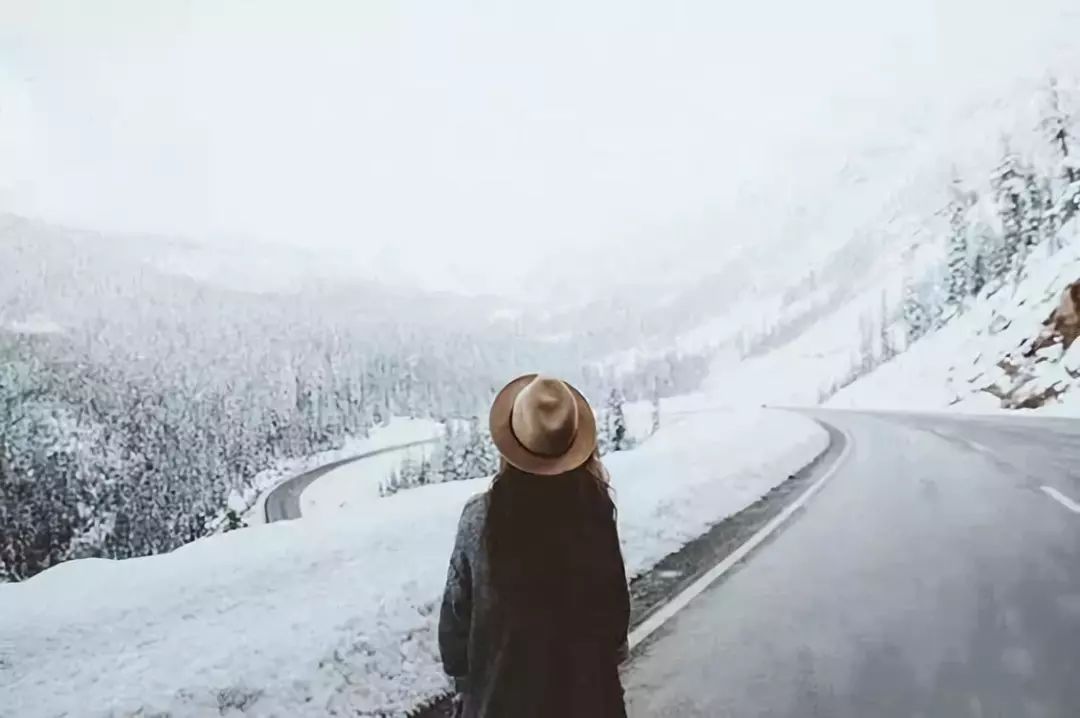 雪景孤独背影图片图片