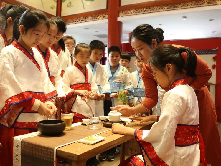 品茶悟茶感受传统文化—育红小学学生走进清风楼品味魅力茶会