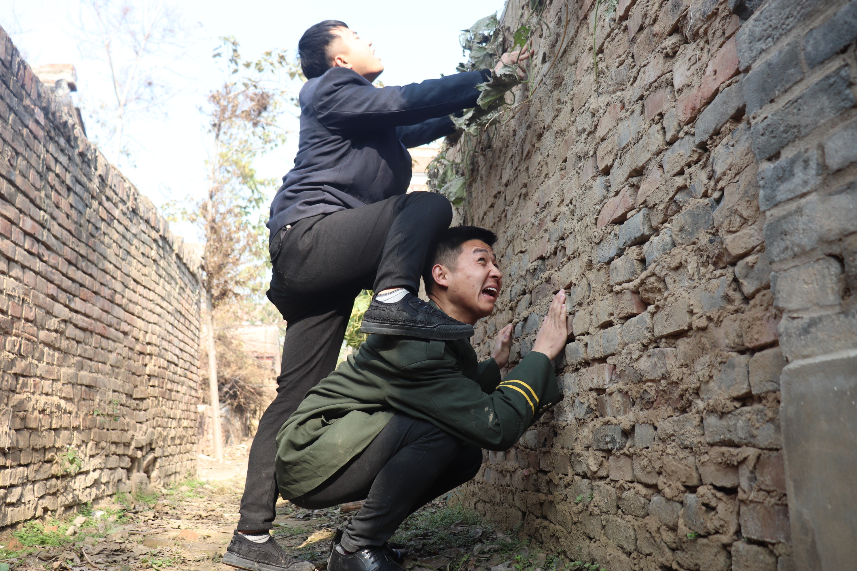 大哥让二弟出门买东西,二弟不服气把大哥锁家里,结局太逗了