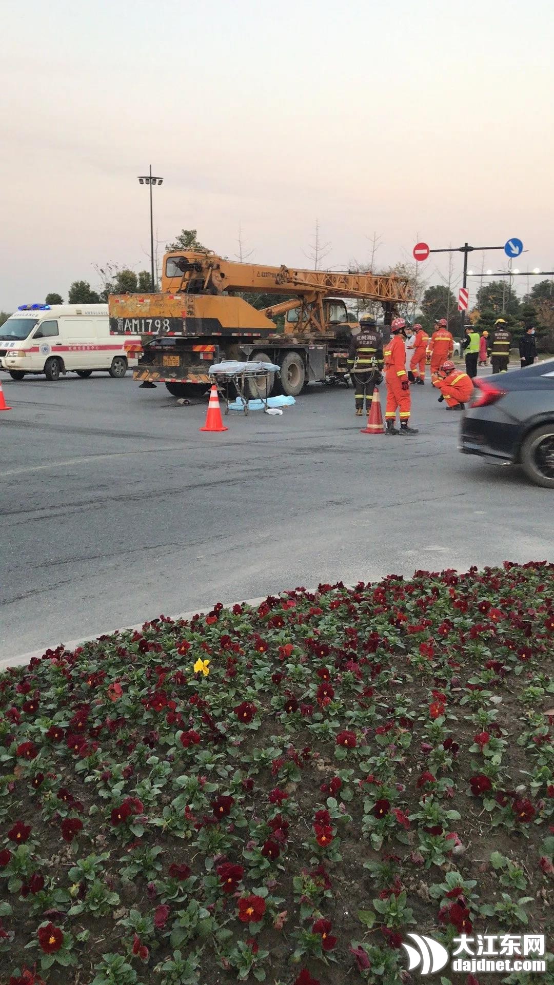 昨天傍晚,江东一路发生一起严重车祸,老人抢救无效死亡,现场视频曝光