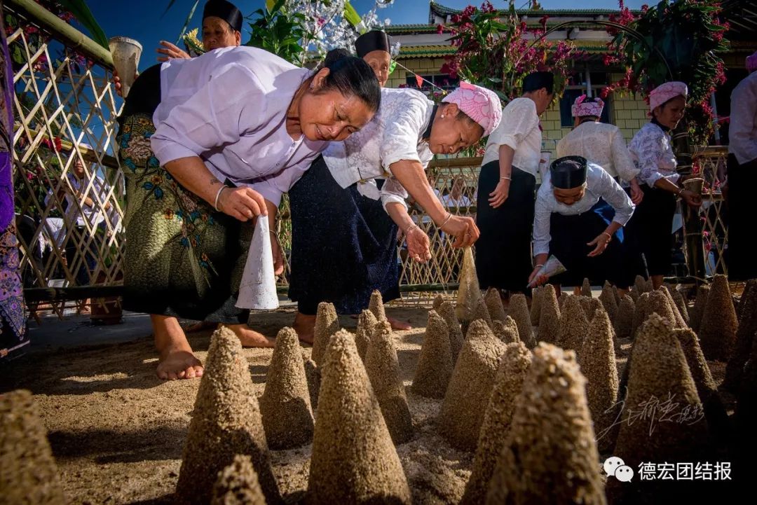 那麼多老人聚在一起玩沙子這叫芒市堆沙節