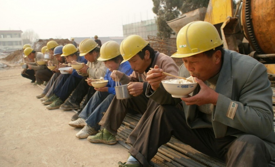 工地上辛苦干活的图片图片