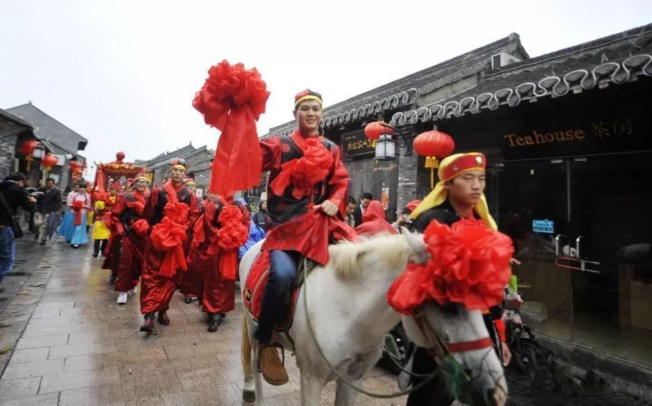 家親朋好友各列擺馬四五對,新郎乘轎其中,旗燈在前,花轎在後,彩亭執事