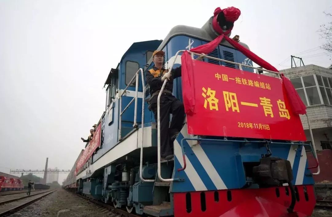 11月23日下午,在中國一拖鐵路編組站的洛陽陸港多式聯運物流中心,一臺