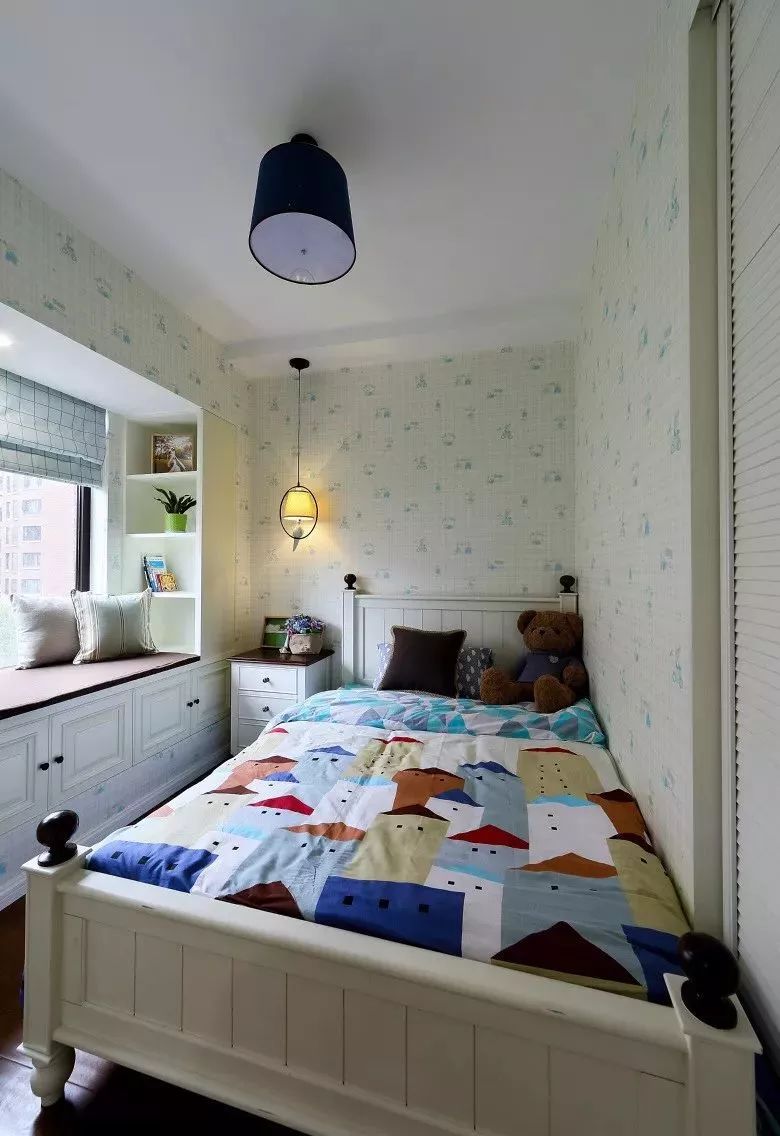 卧室面积小靠墙放床实用漂亮