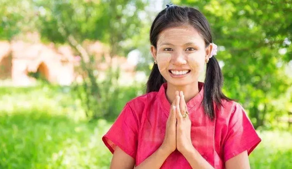 缅甸人为什么喜欢往脸上抹土