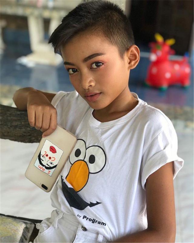 12岁泰国小男孩男扮女装成网红已经给父母买房