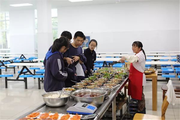 丽水中学校监会班级联络员在了解食堂菜品及价格"不要小看这些孩子