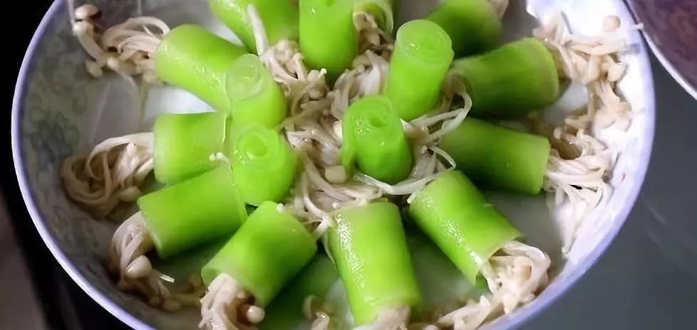 大廚進家腐乳牛肉油淋菠菜萵筍金針卷