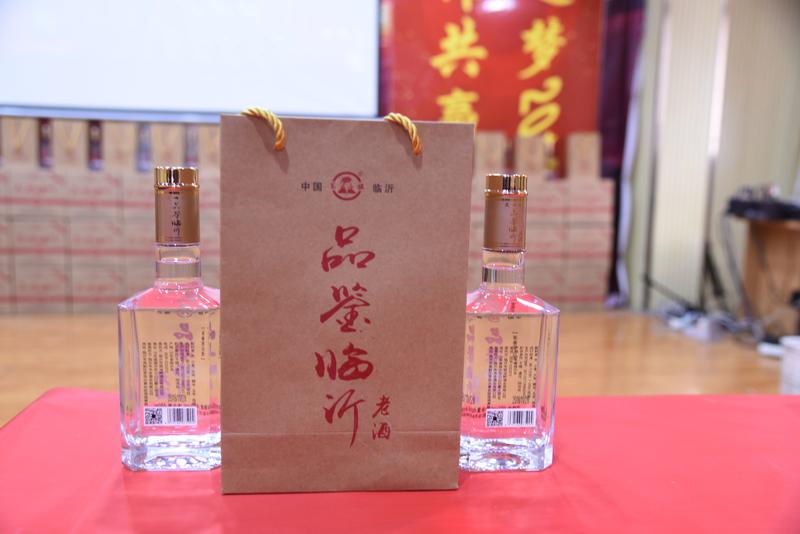 "品鉴临沂"老酒是砚池畔酒业白酒产品新贵,为临沂老酒的升级款,本产品