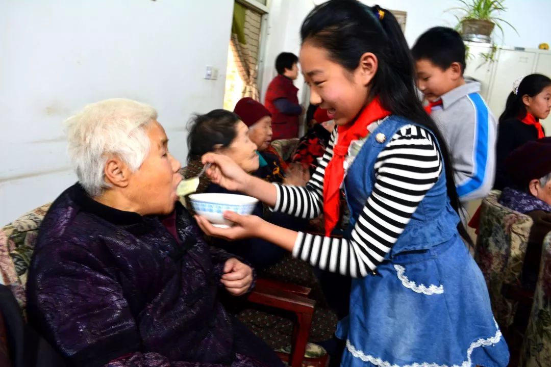 少年心中有爱乐于助人最美济南市清河实验小学开展红领巾志愿服务活动