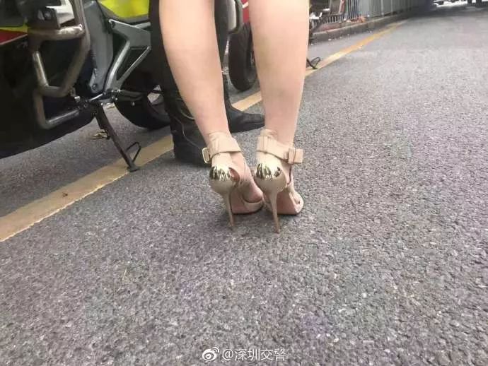 女生穿高跟鞋被罚站图片