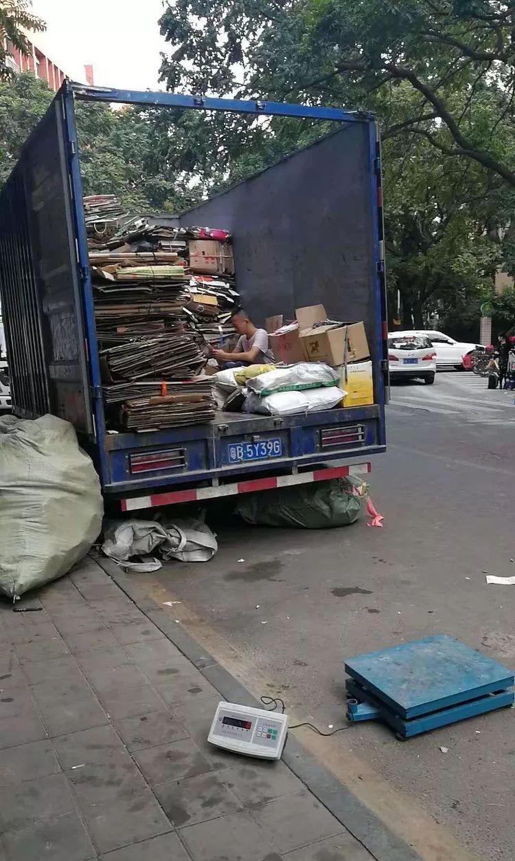 南油小学附近货车占道干这事!_废品