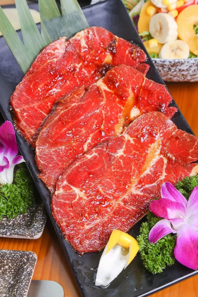 超大片的调味牛肉禾屋烤肉对肉的品质要求很高,牛肉全是澳洲空运来的