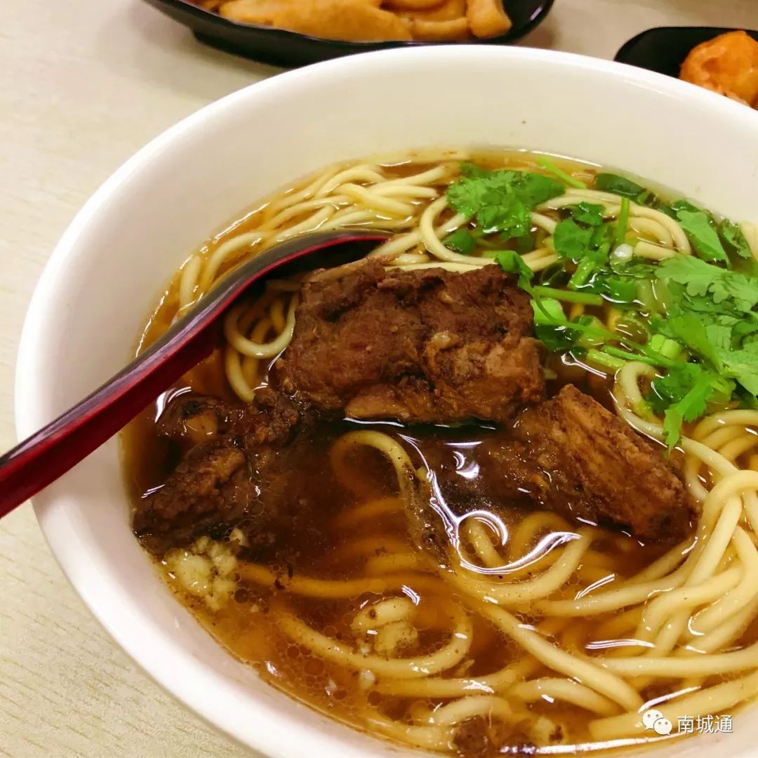 排骨酥面的地方不多因為製作過程還是有點複雜的醃製—油炸—再蒸所以