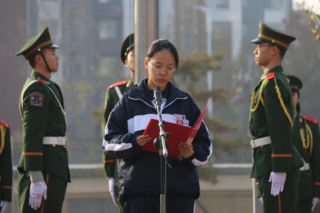 张璐鑫推荐本周好书于锐作国旗下演讲主持人高二二班