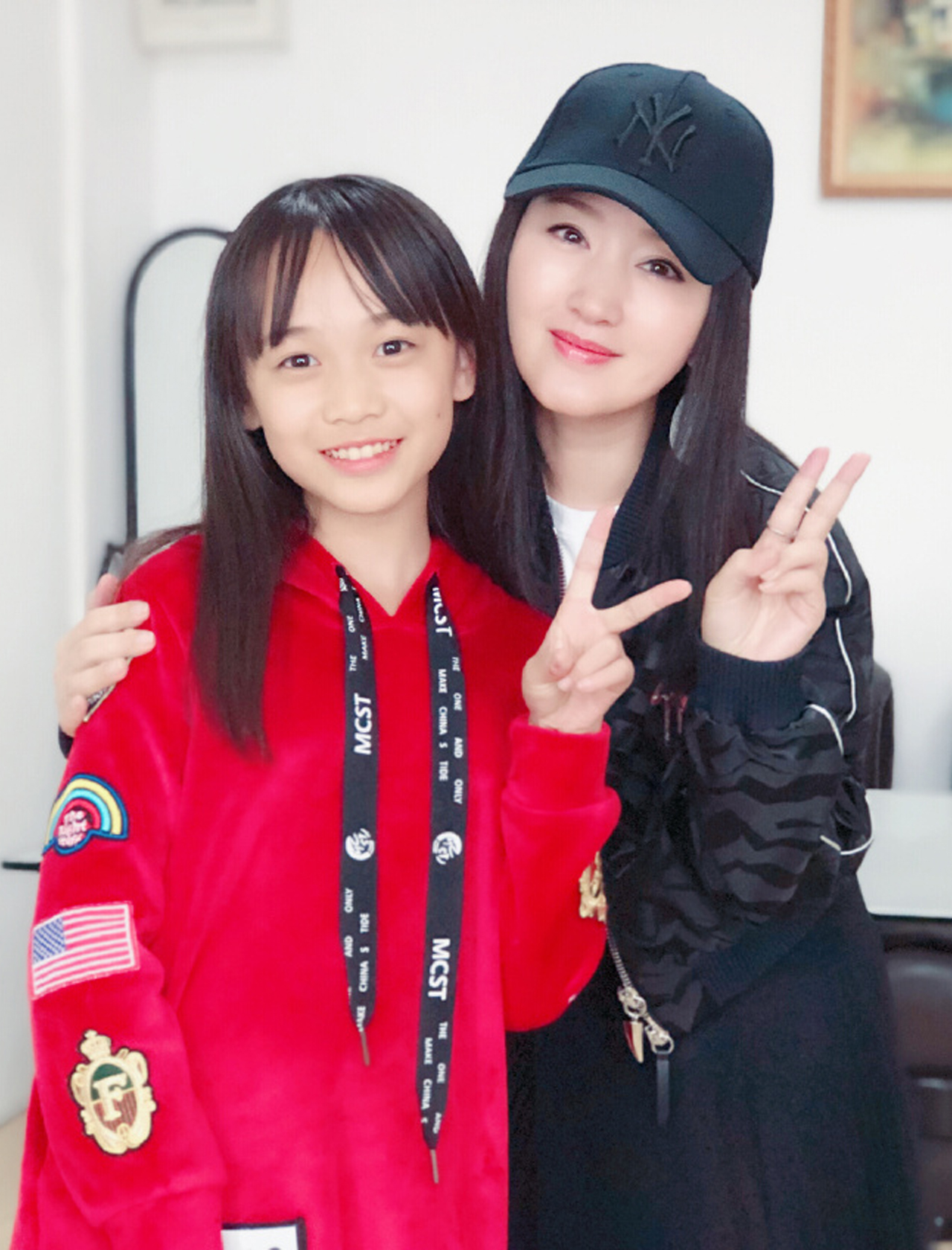 杨钰莹与中国新声代学员尹子璐合影玉女萝莉同框画面太美