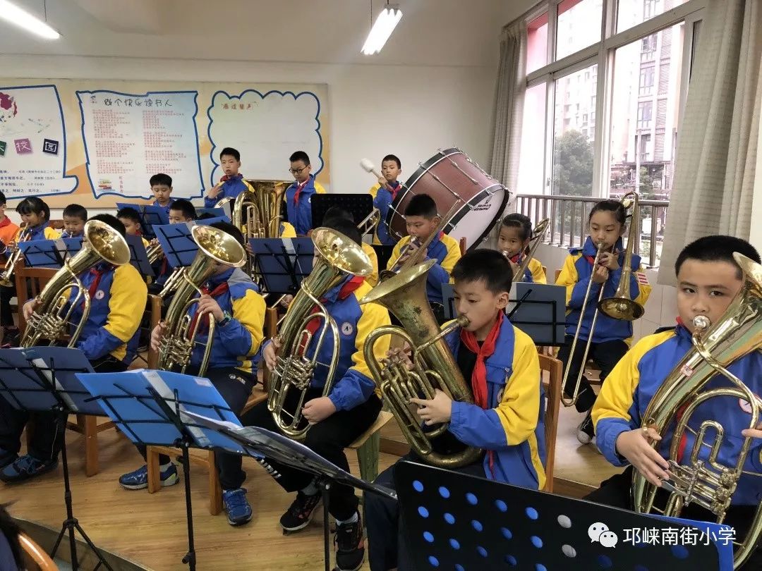 钢片琴…乐团成功组建,为邛崃目前唯一的一支小学生管乐团指导老师