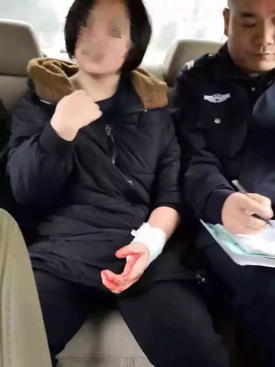 常德20歲少女因失戀竟割腕,鮮血直流!所幸民警奪刀救人!