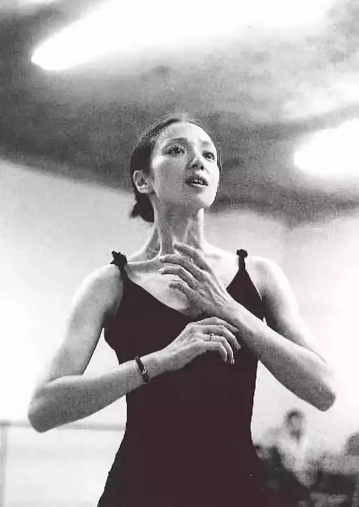 70岁日本芭蕾舞女演员,演了45年白毛女,只为向中国忏悔