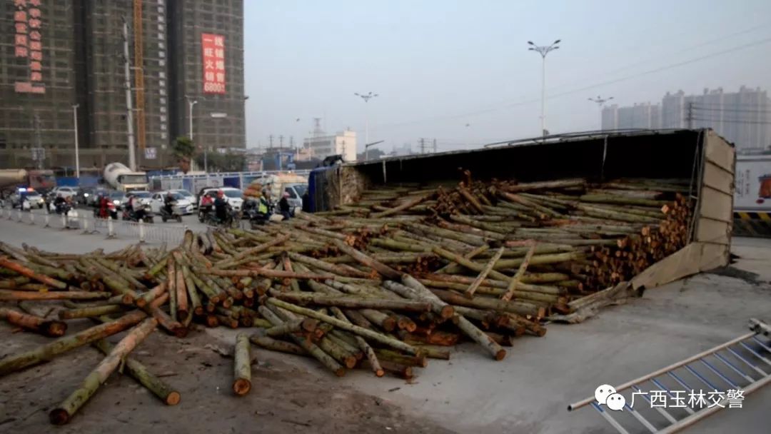 驚險!事發二環南路陸川路口,滿載木材大貨車側翻,木材散落一地