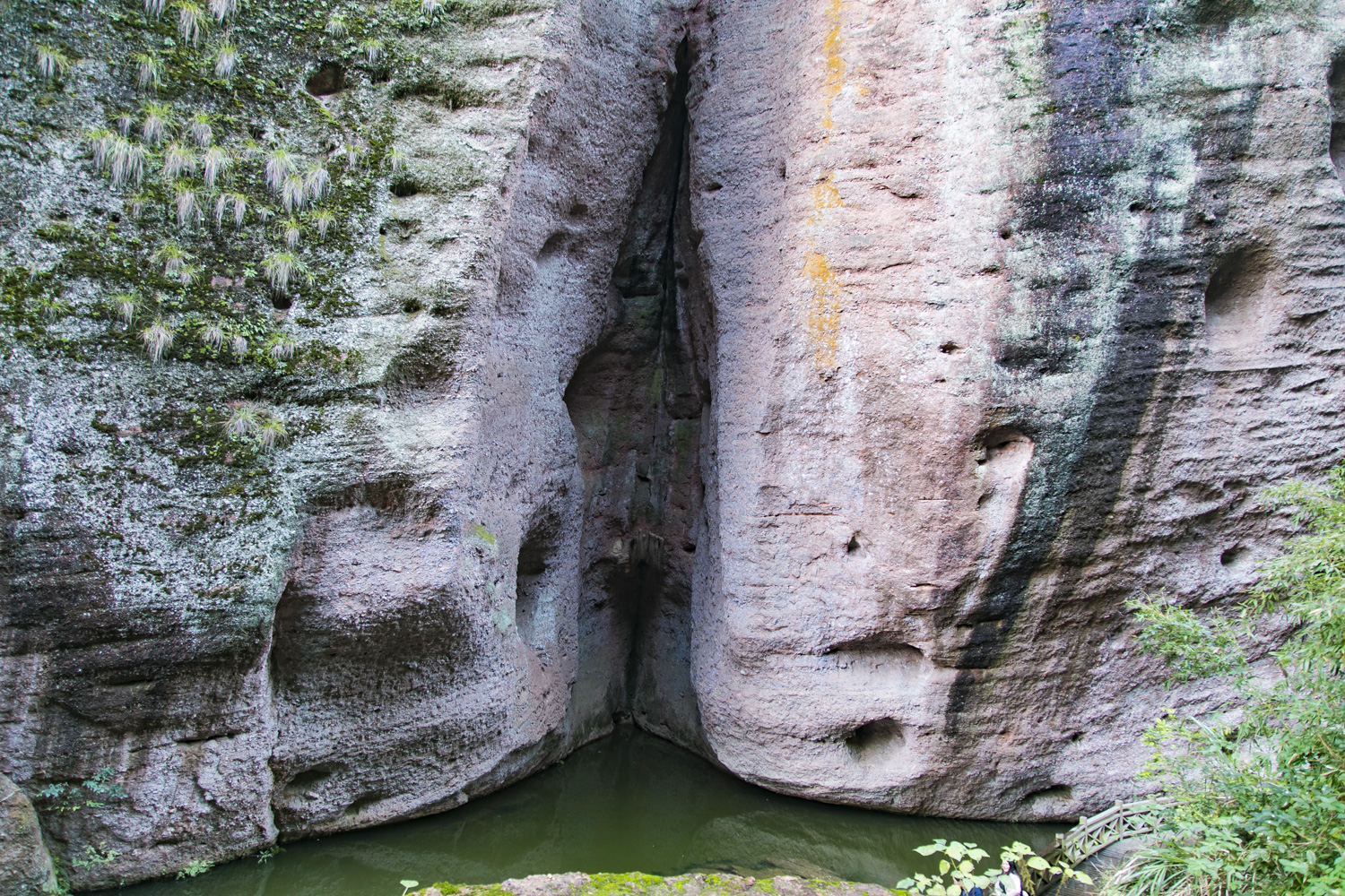 仙女巖在龍虎山仙水巖風景區,又稱