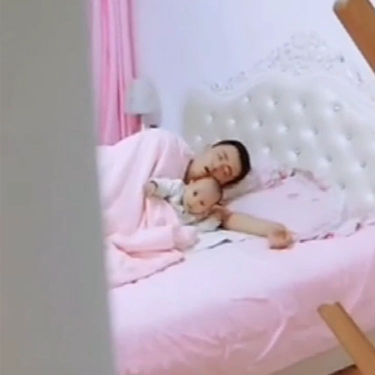 搂着婴儿睡觉姿势图图片