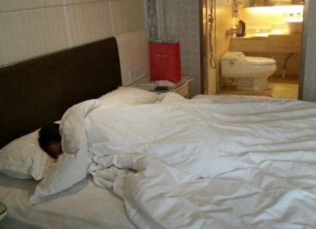 睡在宾馆房间照片图片