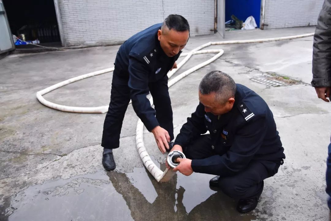 園區保安隊長周文忠為大家重點培訓了消防水帶架設使用與滅火器的正確