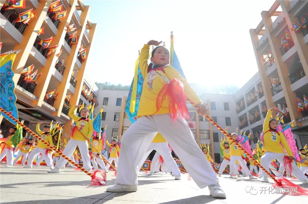 婺劇進校園丨開化上千名師生著戲裝上陣,這場面難得一見!(多圖)