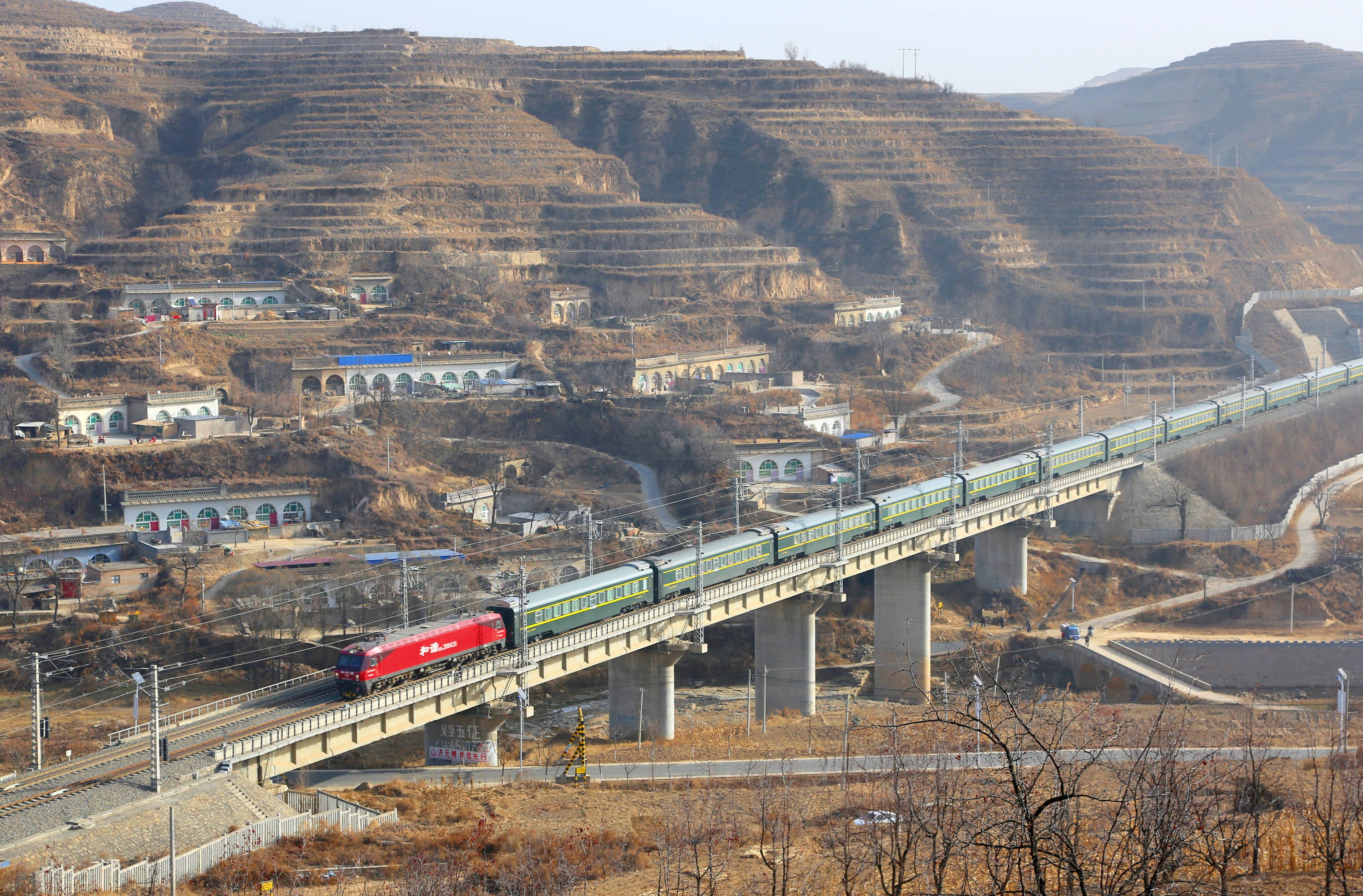 11月27日,一趟列车行驶在太中银铁路绥德段