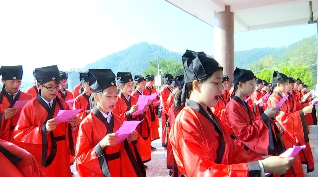 永定湖雷中学掀起国学热师生行拜孔礼传承国学经典