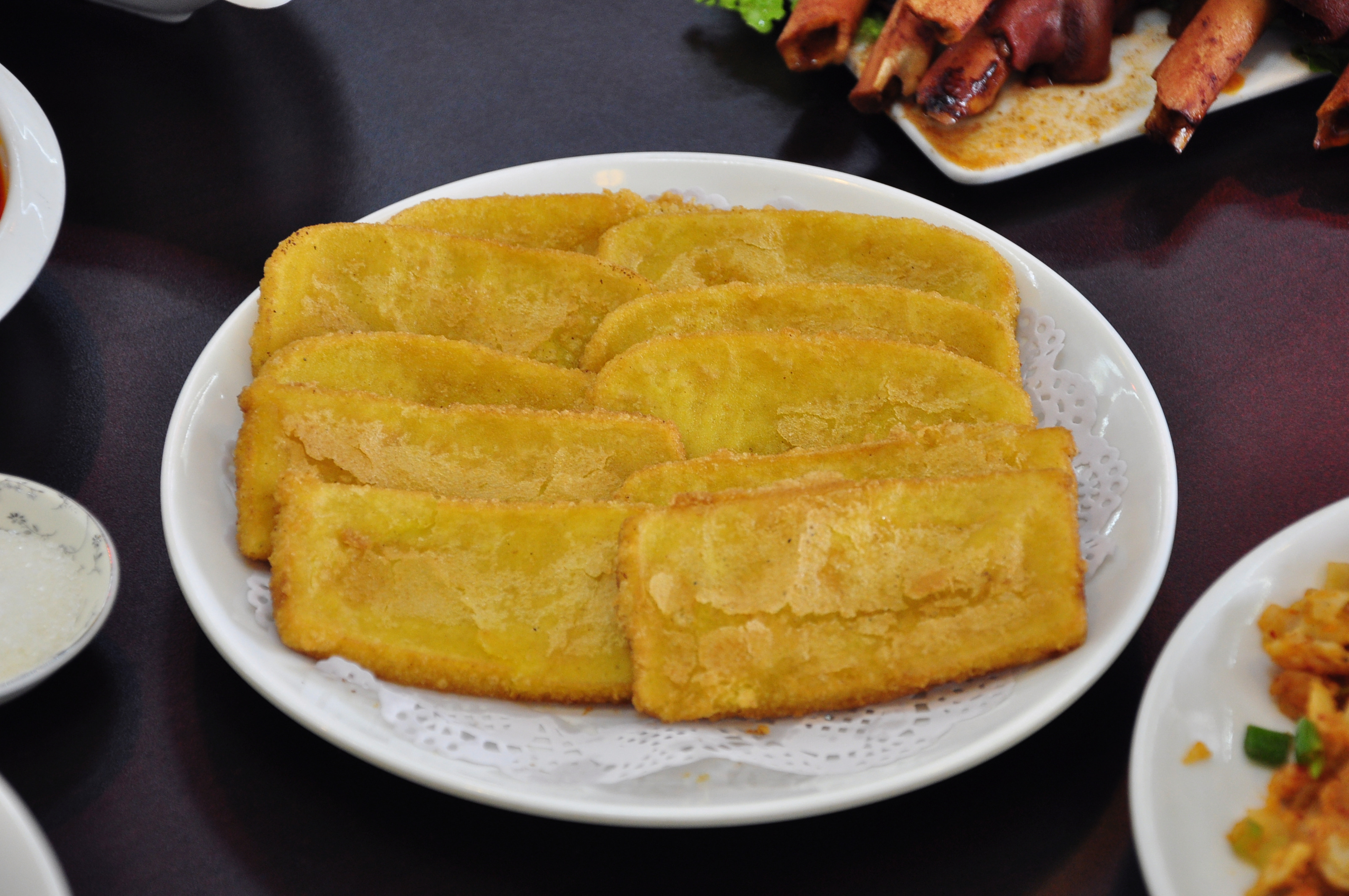 炸年糕,陕北的年糕和南方的年糕是不一样的,这是用黄米做的,炸好的
