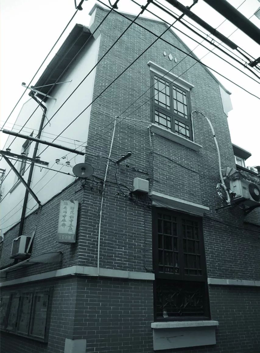 余庆坊位于四川北路1906弄,建于1910年代,典型老式石库门里坊住宅.