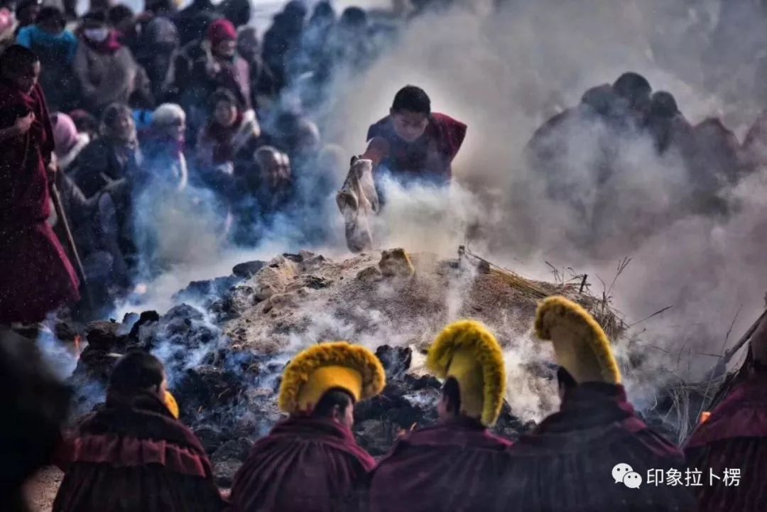 若尔盖达扎寺一年一度的大轮金刚手火供法会现场图