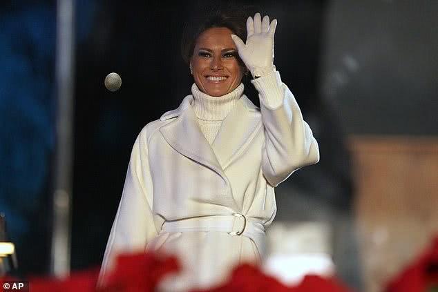 川普夫妇点亮圣诞树,儿女超有范,梅拉尼娅3万白色大衣美得开挂