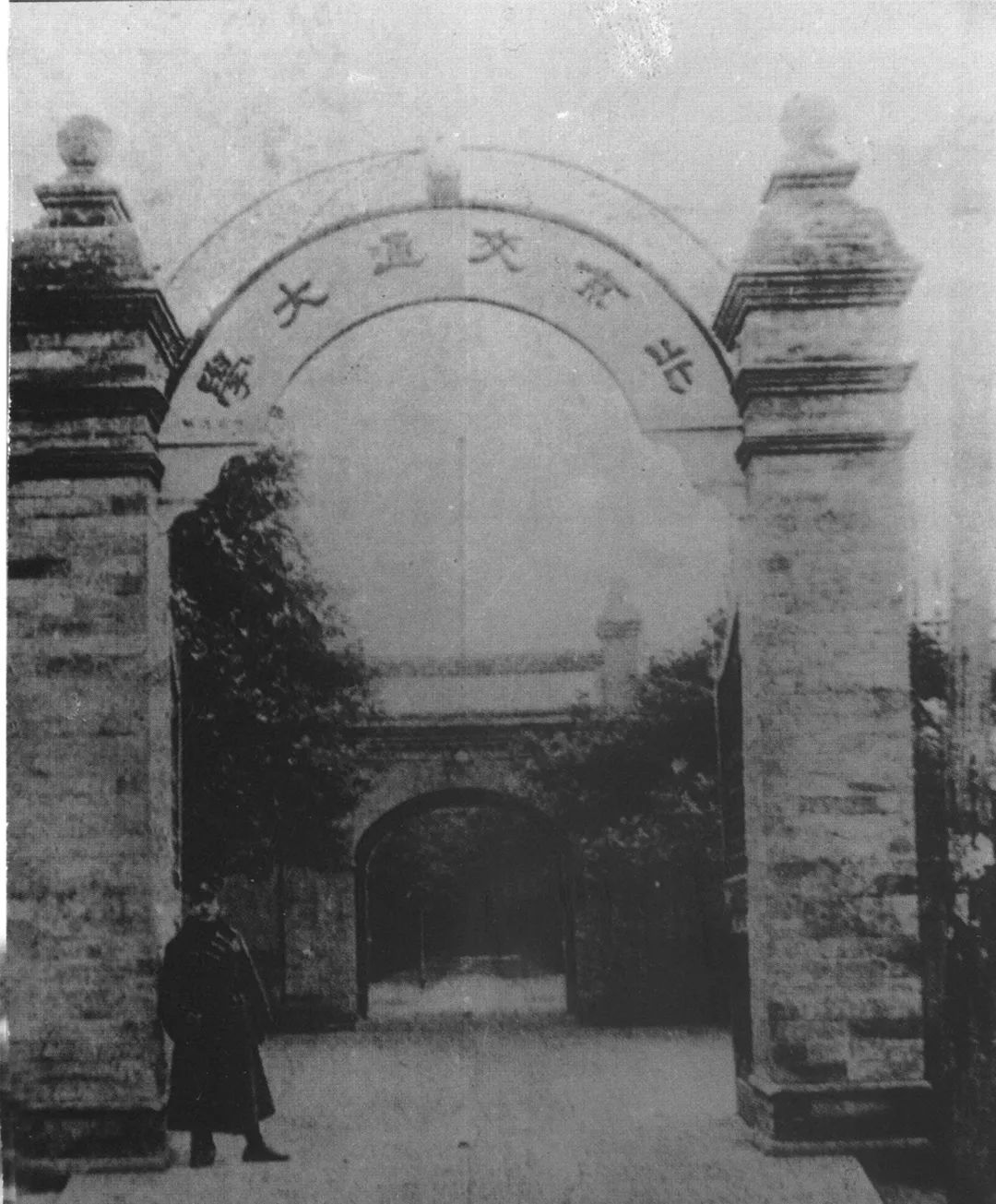 下圖為1923年北京交通大學校門上圖一為貴州平越教學樓,圖二為平越