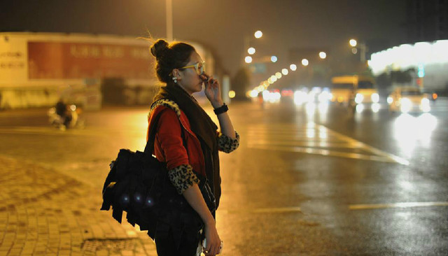 黑夜马路女生背影图片图片