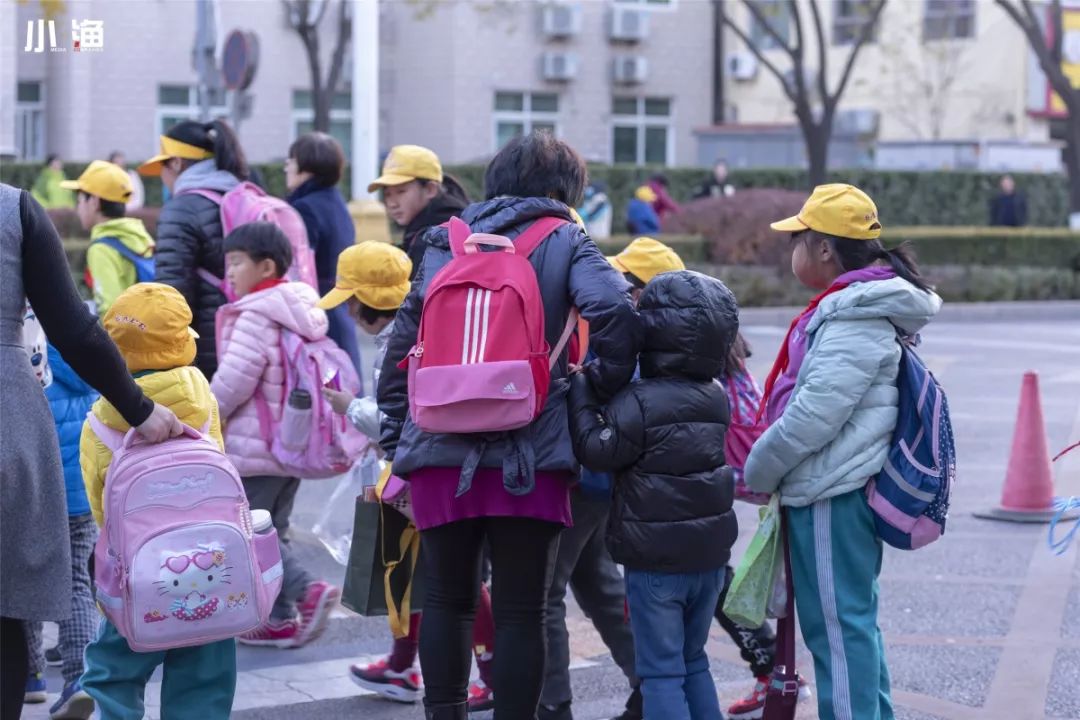 和她分享今天的開心不開心她揹著那沉重的書包一路上牽著我回家拍攝