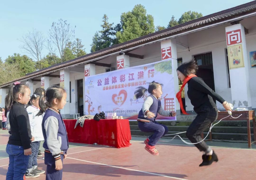 安徽省宣城市涇縣雲嶺鎮北貢莊裡小學的校園裡,出現了一抹明亮的色彩.