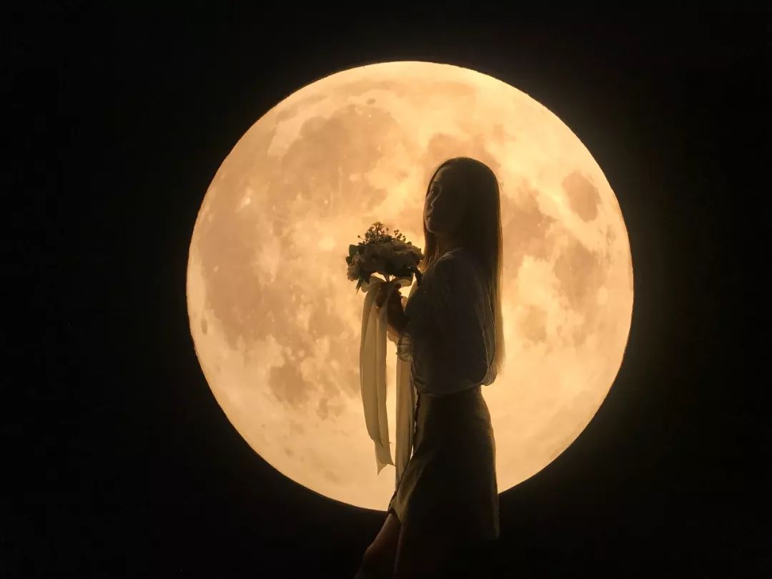 仰望月亮的女生图片图片