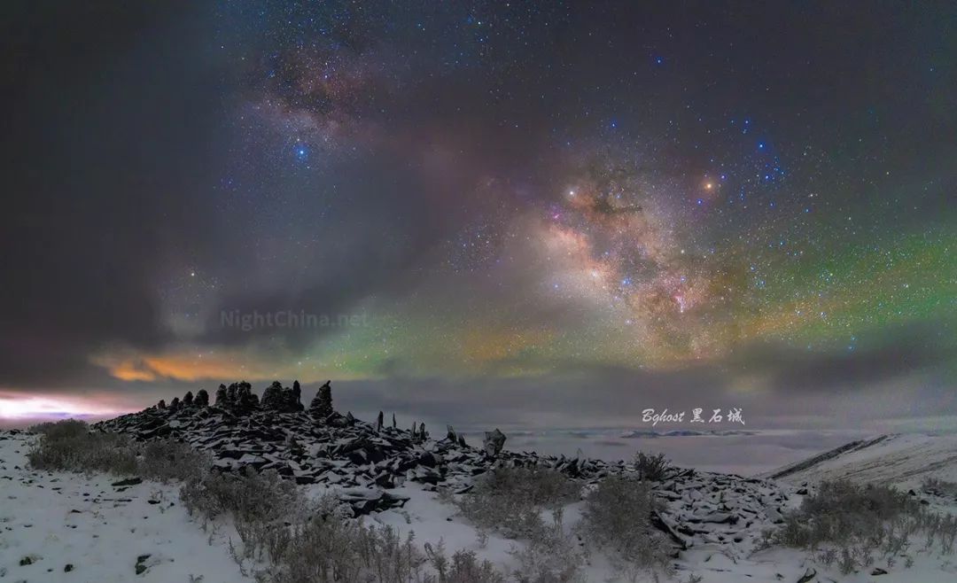 掙扎著爬起來,拍下了這張雪夜的銀河.