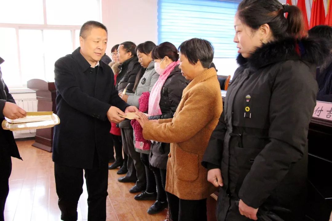 11月29日,林州市慈善醫療救助專項活動在原康鎮政府舉行.